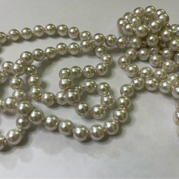 Vintage Long and Elegant Hand Knotted Classic Cream Pearl Necklace so chic! - Picture 3 of 9